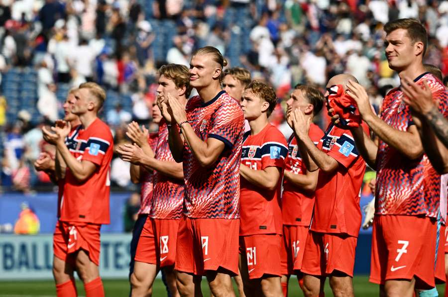 Erling Haaland applauds supporters with his teammates after Norway's 4-1 to France