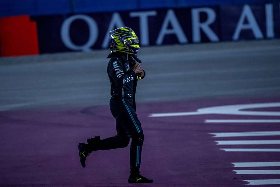 Lewis Hamilton stak ongeoorloofd de baan over in Qatar