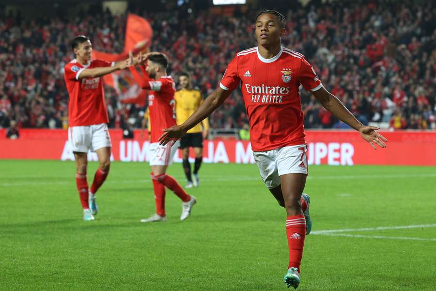 Neres festeja o 2-0 do Benfica, apontado aos 57 minutos