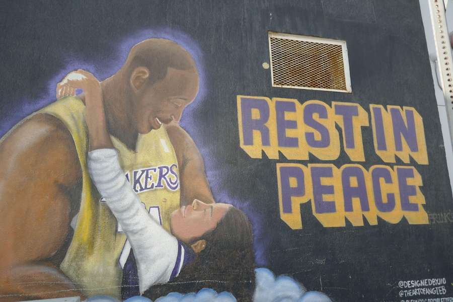 Das Mural würdigt den verstorbenen Kobe und seine Tochter.