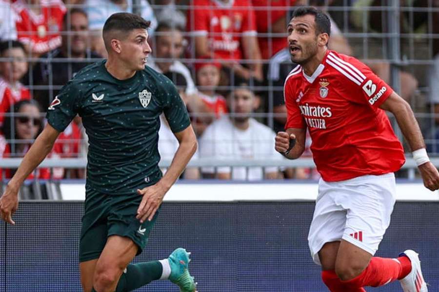 Pavlidis disputa a bola com um defesa do Almería