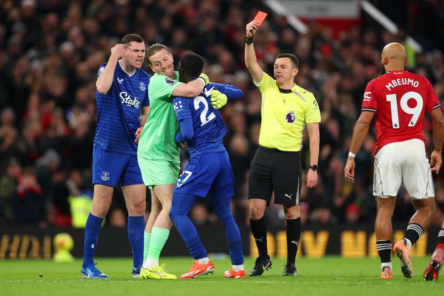 VIDEO: What was he doing!? Idrissa Gana Gueye shown red for slapping Everton teammate VIDEO: What was he doing!? Idrissa Gana Gueye shown red for slapping Everton teammate
