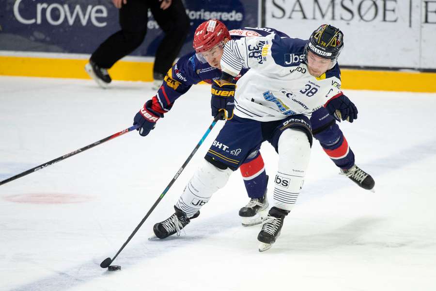 Wannick Vedel og Hernings Morten Poulsen i infight i tirsdagens sene opgør.