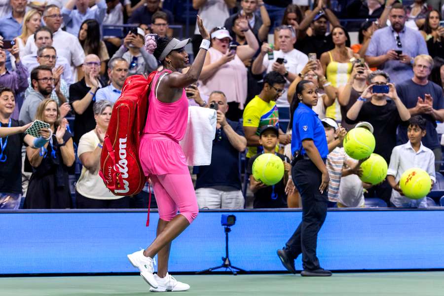 Venus Williams salută mulțimea după ce s-a înclinat în primul tur al celei de-a 24-a ediții a US Open, un record pentru ea.