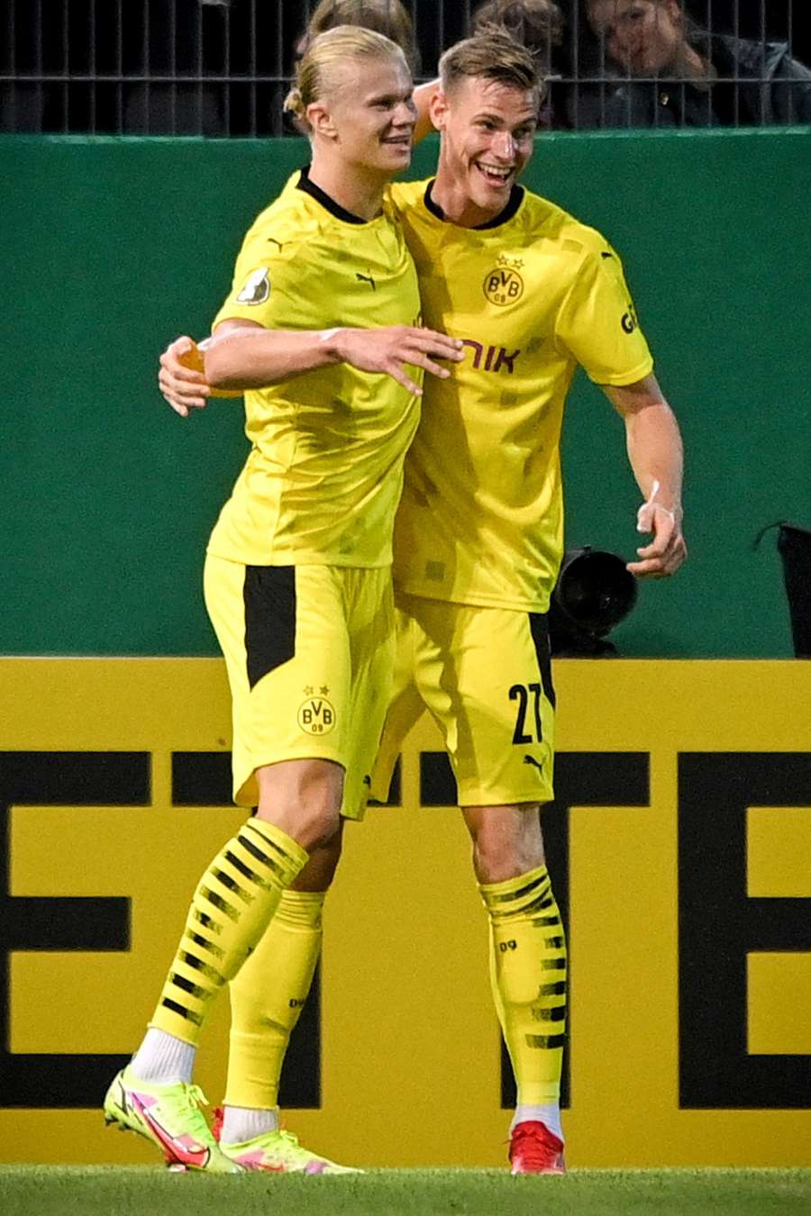 Tigges (r.) und Haaland jubeln gemeinsam im Pokal