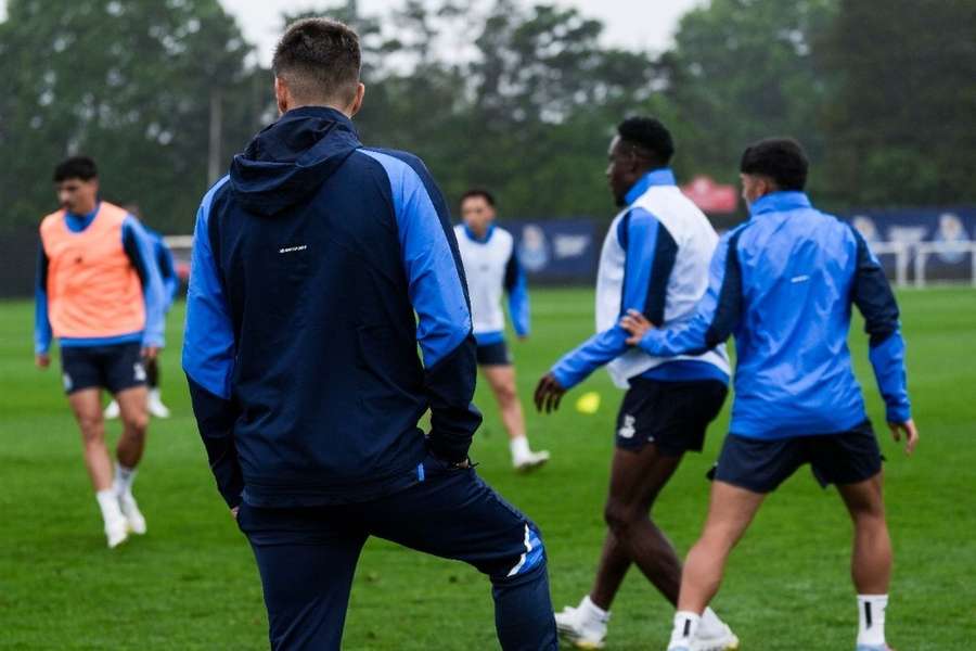 Anselmi assiste ao treino