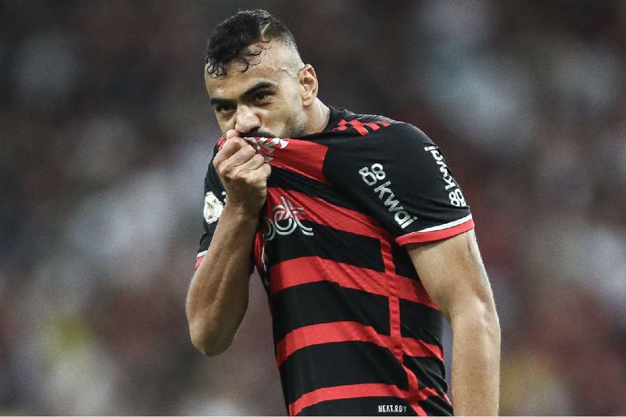 Fabrício Bruno beija o escudo do Flamengo após marcar contra seu ex-clube