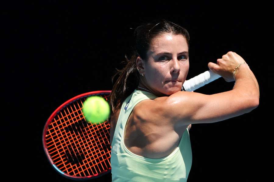 Emma Navarro hits a return to Iga Swiatek