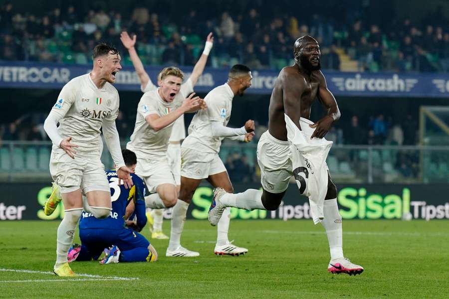 Lukaku portato in trionfo dopo il gol dell'1-2