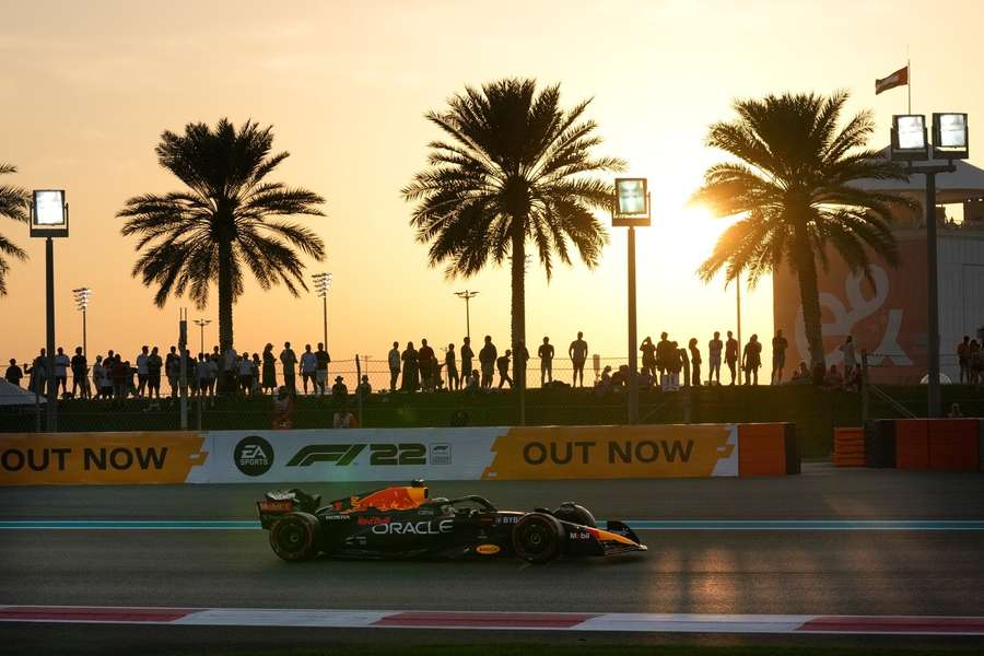 Verstappen kraloval tréninkům v Abu Zabí, před poslední GP předčil druhého Russella