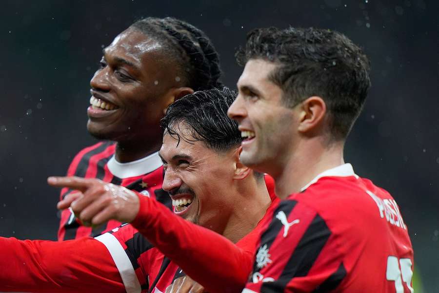 Tijjani Reijnders celebra su gol contra el Como