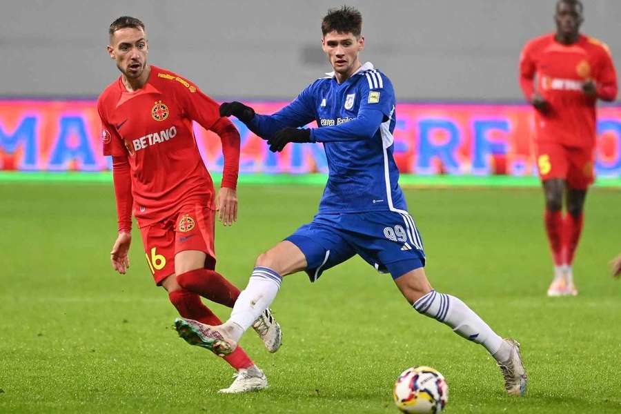 Vladislav Blănuță, în duel cu Mihai Lixandru, într-o partidă dintre FCSB și FC U Craiova