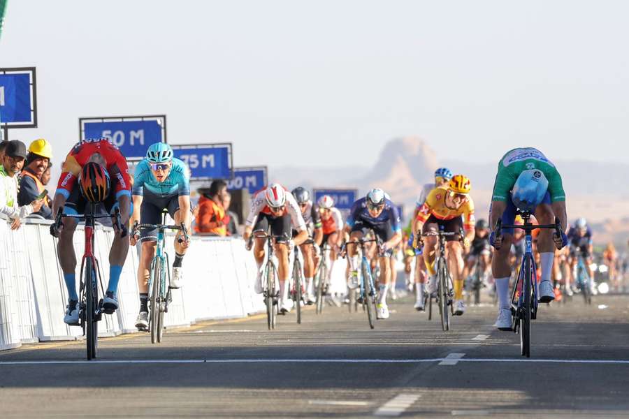 Jonathan Milan (L) wint de sprint voor Dylan Groenewegen