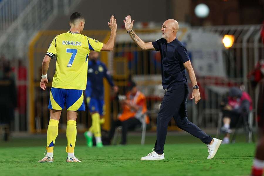 Pioli stringe la mano a Cristiano Ronaldo