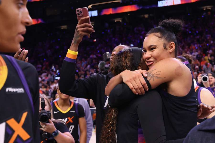 Satou Sabally (r.) feiert den Einzug in die Finals der WNBA.