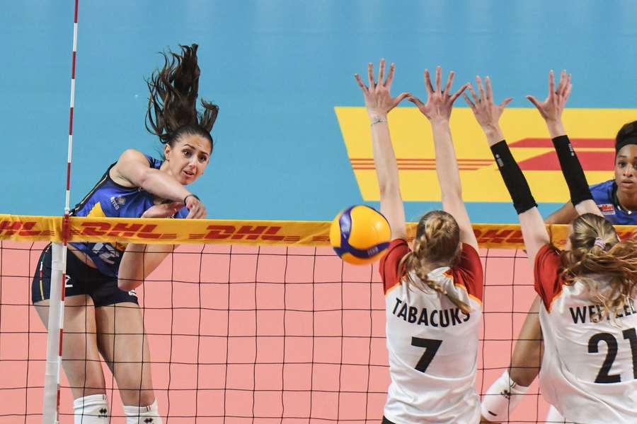 Mit voller Wucht: Giorgia Frosini gegen die deutsche Defensive
