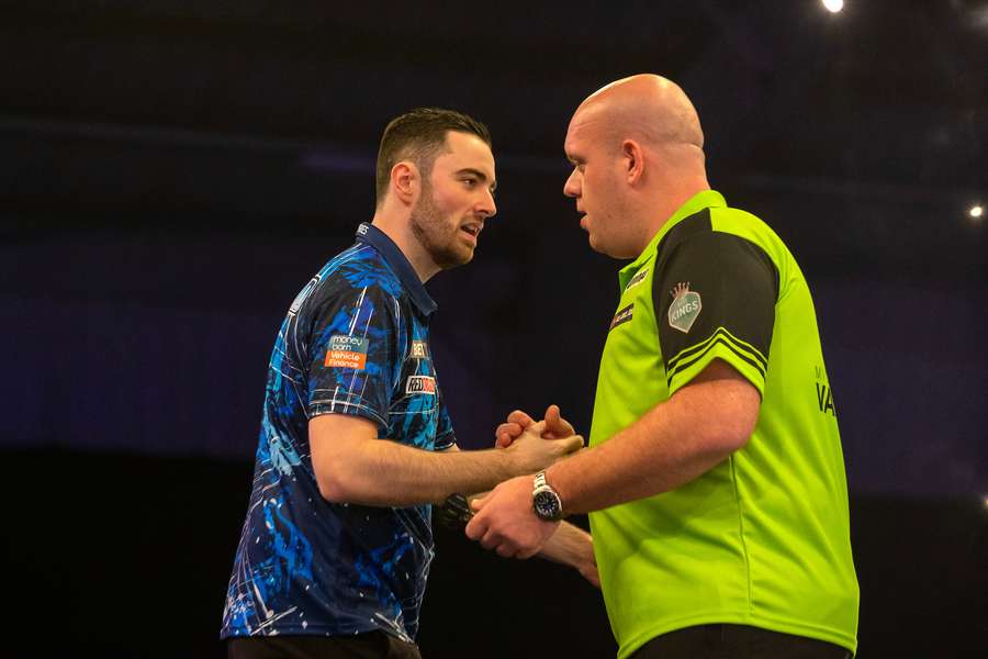 Luke Humphries en Michael van Gerwen strijden om de overwinning in de World Matchplay 2024