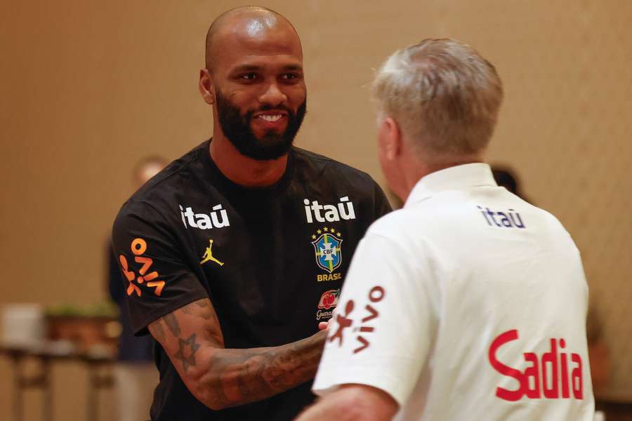 Carlo Ancelotti cumprimenta Igor Thiago, uma das novidades da convocação Carlo Ancelotti cumprimenta Igor Thiago, uma das novidades da convocação