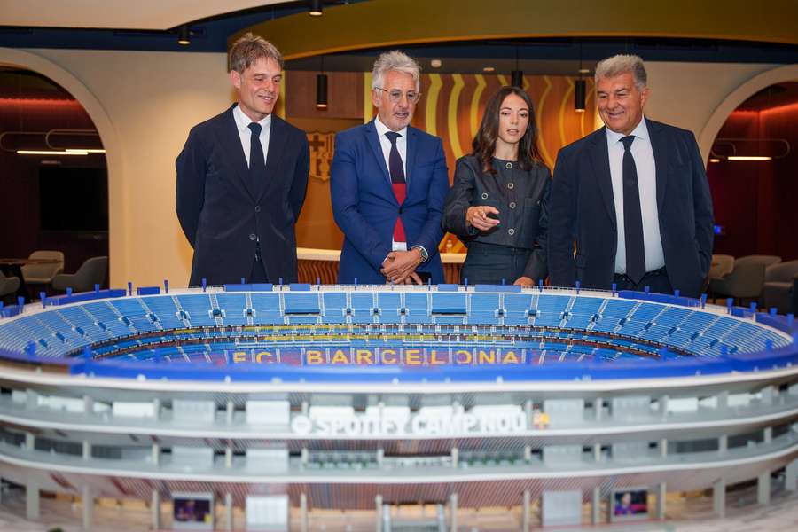 Aitana Bonmatí, mirando la maqueta del nuevo Camp Nou