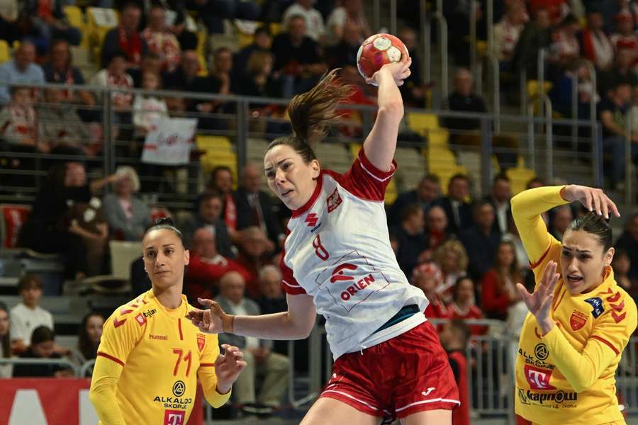 Monika Kobylińska (w środku) z Polski oraz Andrea Sedloska (po prawej) i Jovana Sazdovska (po lewej) z Macedonii Północnej