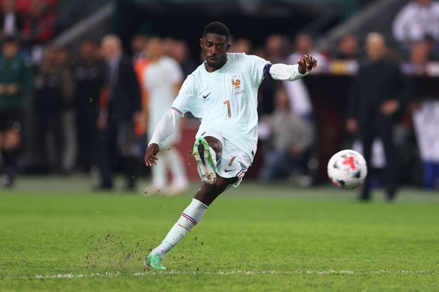 L'attaquant de l'équipe de France Ousmane Dembélé frappe un coup franc lors du match de Ligue des Nations (Ligue A, groupe 1) entre la Turquie et la France, au Kocaeli Stadium d'Izmit, le 25 septembre 2026. L'attaquant de l'équipe de France Ousmane Dembélé frappe un coup franc lors du match de Ligue des Nations (Ligue A, groupe 1) entre la Turquie et la France, au Kocaeli Stadium d'Izmit, le 25 septembre 2026.