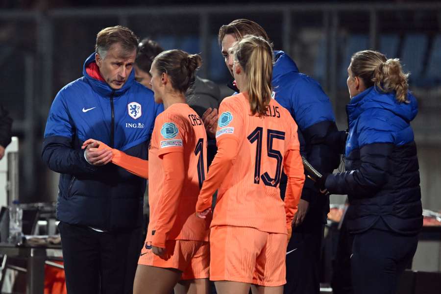 Andries Jonker traint met de Oranje-speelsters