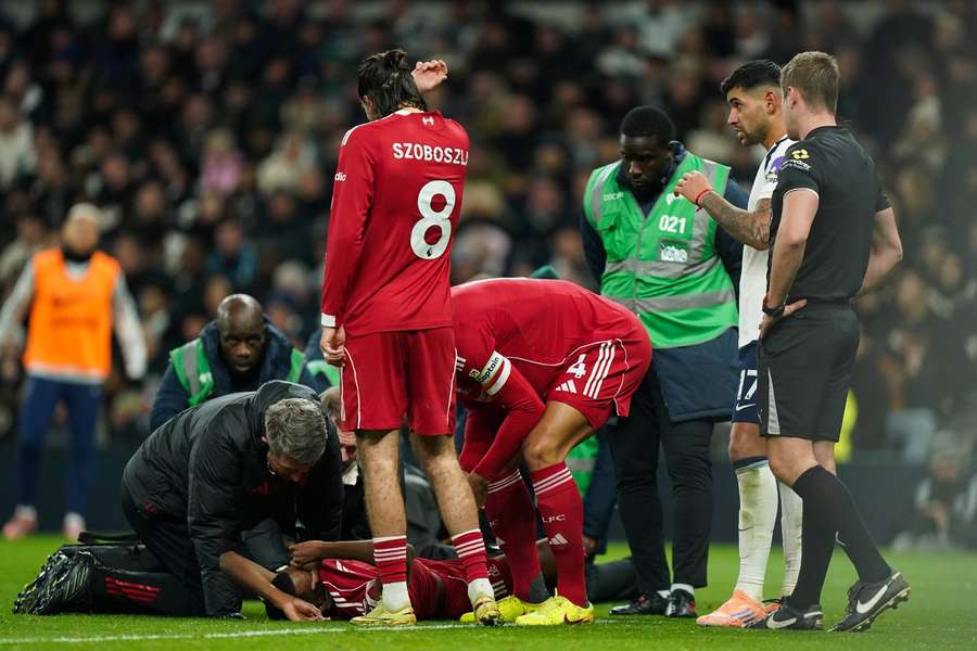 Alexander Isak s-a accidentat în timpul duelului dintre Tottenham și Liverpool (1-2)