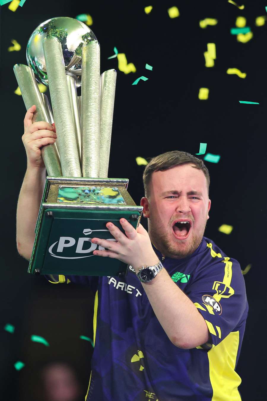 Luke Littler mit dem WM-Titel. Luke Littler mit dem WM-Titel.