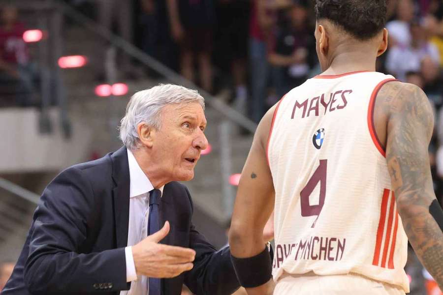 Pesic (l.) im Gespräch mit Xavier Rathan-Mayes