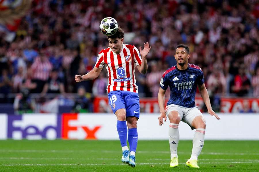 Julián Álvarez, ante William Saliba en el Atleti-Arsenal de la ida