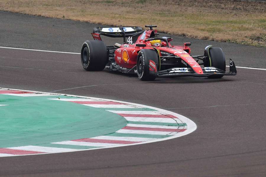Lewis Hamilton na soukromém okruhu ve Fioranu.