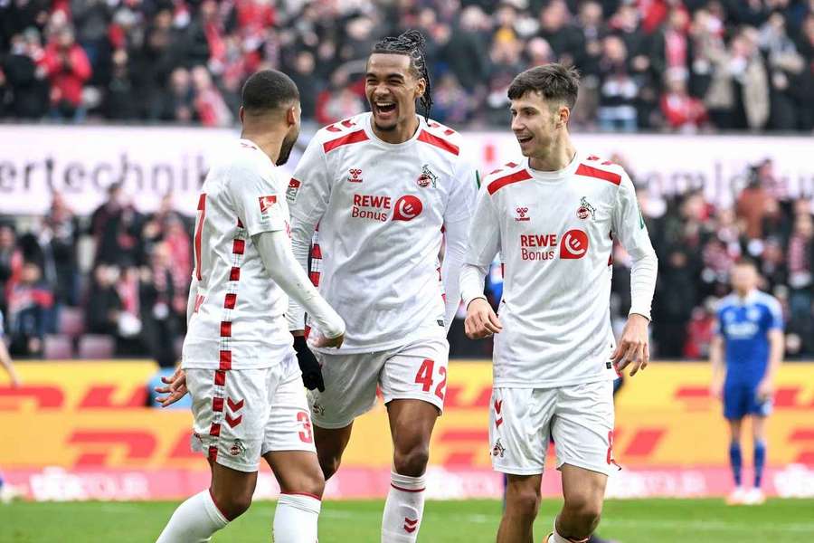 Damion Downs (M.) feiert das Siegtor für Köln im Heimspiel gegen Schalke 04.