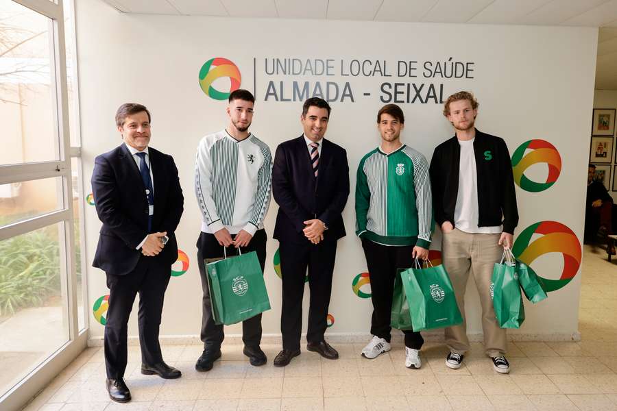 Gonçalo Inácio, Daniel Bragança e Hjulmand na visita ao Hospital Garcia de Orta
