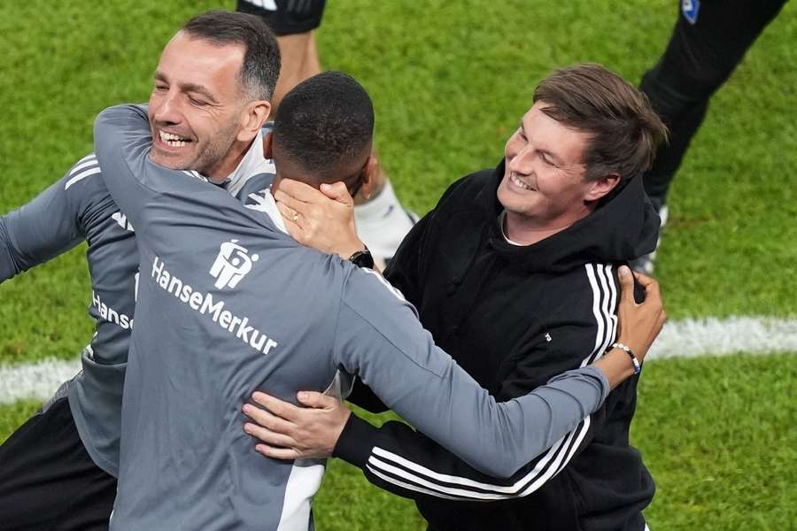 HSV-Coach Polzin (r.) bestätigte im Rausch der Meisterfeiert die Vertragsverlängerung