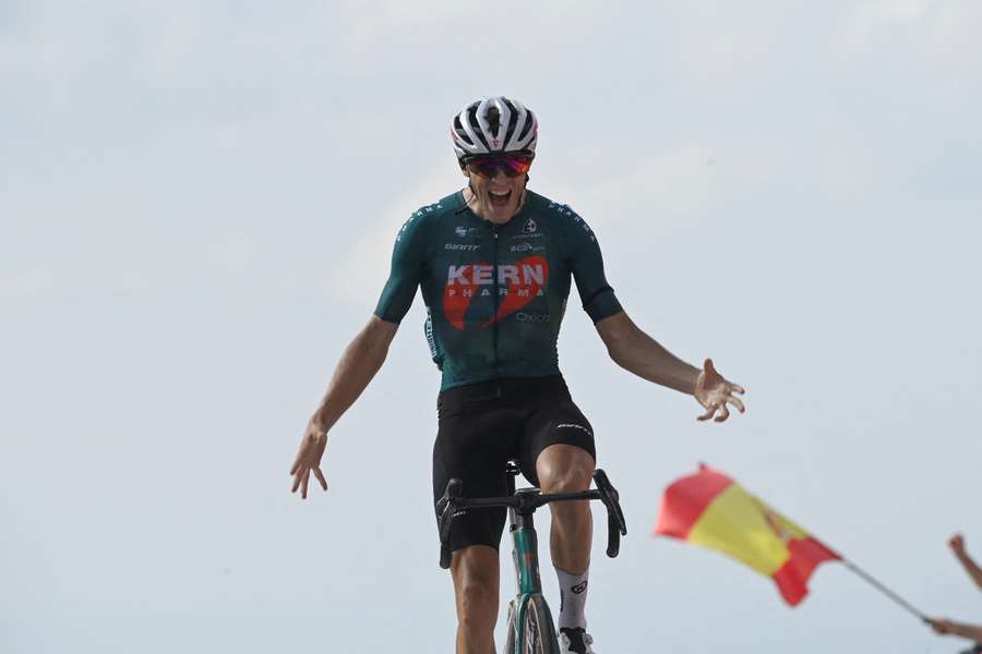 Pablo Castrillo celebra a sua vitória em Manzaneda durante a Vuelta