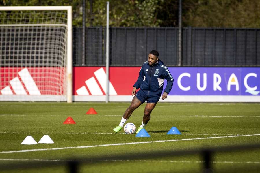 Steven Bergwijn traint individueel