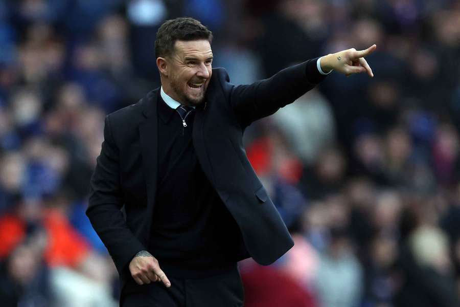 Barry Ferguson dá instruções durante o jogo contra o Motherwell