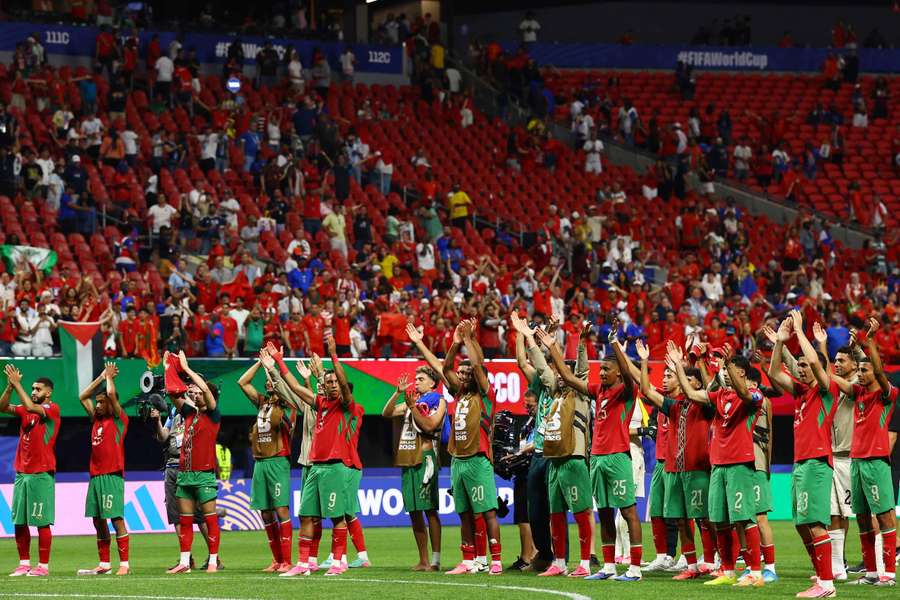 Fotbalisté Maroka děkují fanouškům.