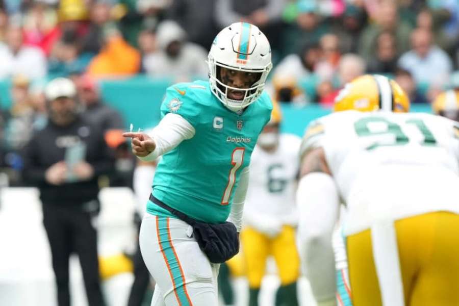 Miami Dolphins quarterback Tua Tagovailoa was een van de NFL spelers die een hersenschudding opliep na een helm-tot-grond impact