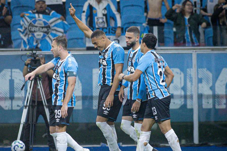 Carlos Vinícius fez o primeiro gol do Grêmio contra o Vasco