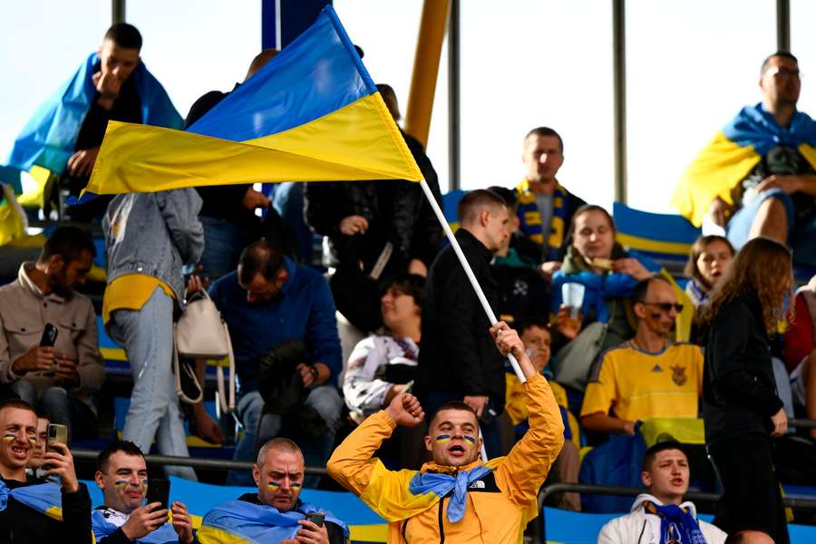 Adeptos de futebol ucranianos.