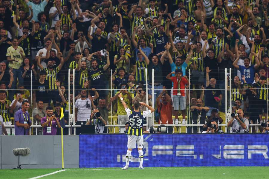 Sebastian Szymanski viert zijn debuut bij Fenerbahçe met een doelpunt