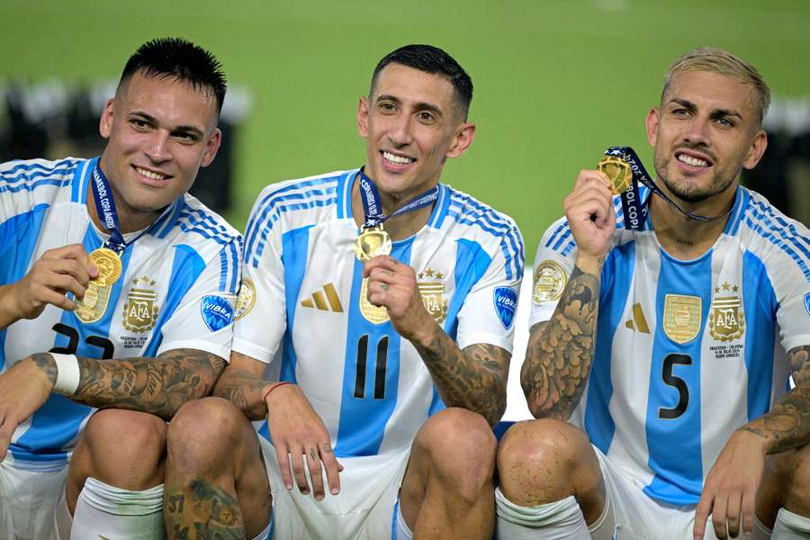 Di María, com Lautaro Martínez e Leandro Paredes, após a conquista da Copa América-2024