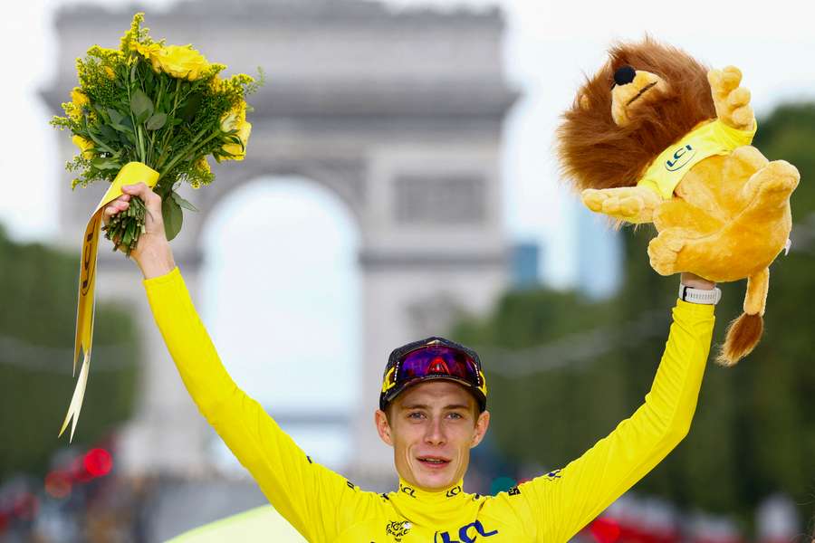 Jonas Vingegaard stond vorig jaar als winnaar op het podium in Parijs