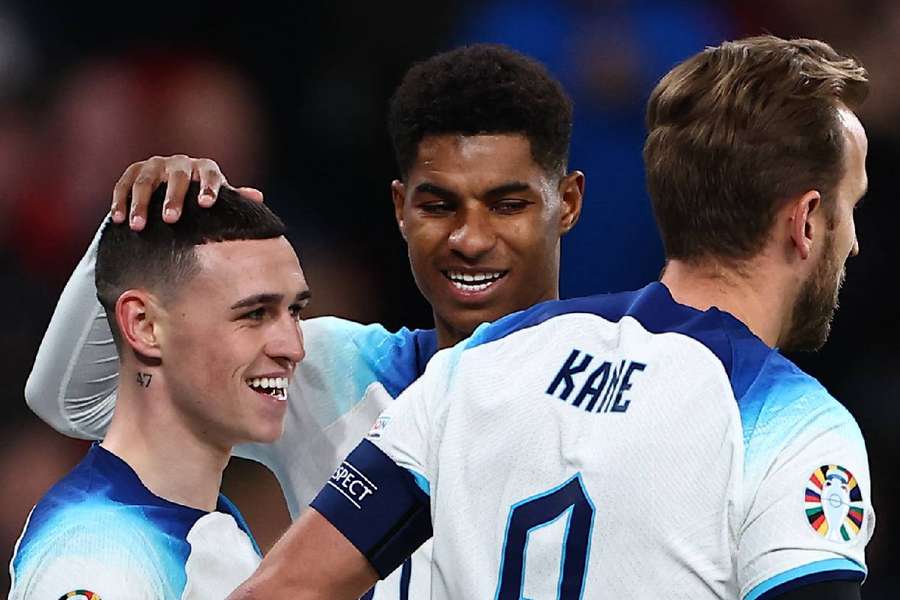 Foden, Rashford e Kane comemoram gol contra de Pepe