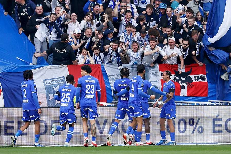 Les joueurs d'Auxerre célébrant le but de Théo Bair.