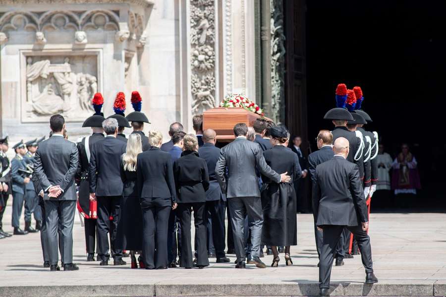 O caixão de Berlusconi à entrada da Catedral de Milão