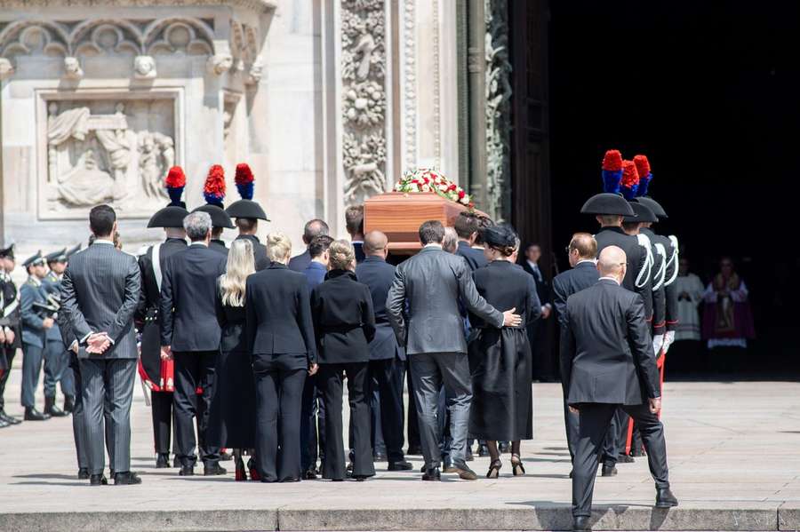 Il feretro di Berlusconi all'ingresso del Duomo di Milano