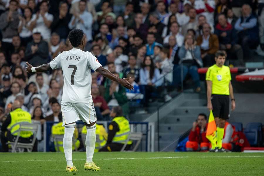Vinicius Jr. bei seiner Auswechslung im Clasico für Real Madrid gegen den FC Barcelona Vinicius Jr. bei seiner Auswechslung im Clasico für Real Madrid gegen den FC Barcelona