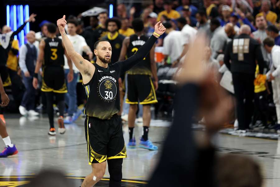 Med 36 point natten til fredag overhalede Stephen Curry både Scottie Pippen og Dirk Nowitzki og er nu den 16. mest scorende spiller i NBA's slutspil.